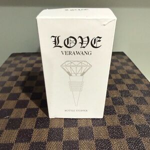 Vera Wang LOVE Diamond Bottle Stopper in White Box